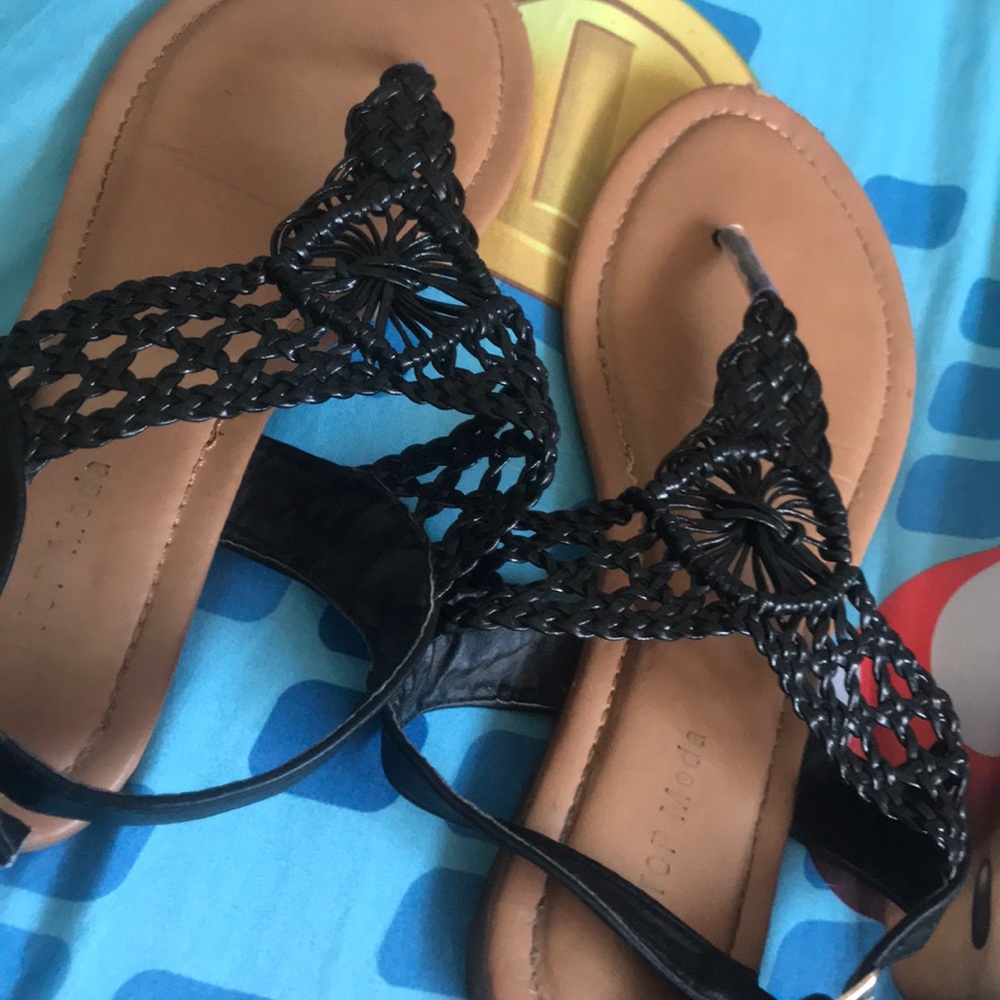 Open toes shoes